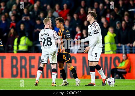 MKM Stadium, Hull, England - 10. April 2024 Fabio Carvalho (45) von Hull City ist nicht glücklich mit der Herausforderung von Lewis O'Brien (28) von Middlesbrough - während des Spiels Hull City gegen Middlesbrough, Sky BET Championship, 2023/24, MKM Stadium, Hull, England - 10. April 2024 Credit: Arthur Haigh/WhiteRosePhotos/Alamy Live News Stockfoto