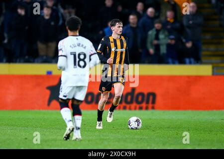 MKM Stadium, Hull, England - 10. April 2024 Tyler Morton (15) von Hull City läuft mit dem Ball - während des Spiels Hull City gegen Middlesbrough, Sky Bet Championship, 2023/24, MKM Stadium, Hull, England - 10. April 2024 Credit: Arthur Haigh/WhiteRosePhotos/Alamy Live News Stockfoto