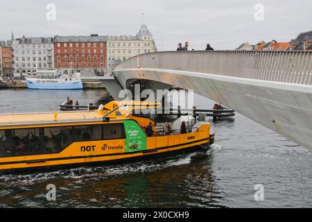 Gelber Bootsbus, der unter der Inderhavnsbroen-Brücke vorbeifährt, Kopenhagen Dänemark April 2024 Stockfoto