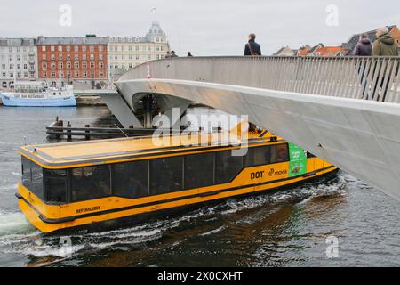 Gelber Bootsbus, der unter der Inderhavnsbroen-Brücke vorbeifährt, Kopenhagen Dänemark April 2024 Stockfoto