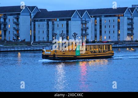 Gelber Bootsbus in der Abenddämmerung im Kopenhagener Hafen Dänemark April 2024 Stockfoto