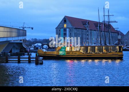 Gelber Bootsbus in der Abenddämmerung im Kopenhagener Hafen Dänemark April 2024 Stockfoto