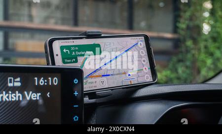 Anwendung, google Maps auf einem Smartphone im Auto verwenden. semarang, 13. April 2024. Stockfoto