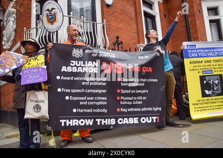 London, Großbritannien. April 2024. Demonstranten halten ein Banner zur Unterstützung von Julian Assange während der Demonstration. Anhänger von Julian Assange versammelten sich vor der Botschaft von Ecuador in Knightsbridge am fünften Jahrestag seiner Inhaftierung im Belmarsh Gefängnis. Der WikiLeaks-Gründer verbrachte zuvor fast sieben Jahre im Exil in der Botschaft, bis sein Asyl zurückgezogen wurde. Quelle: SOPA Images Limited/Alamy Live News Stockfoto