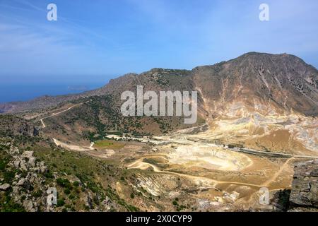 Der Stefanos-Krater, der größte und eindrucksvollste Krater auf der Insel Nisyros in Griechenland. Stockfoto
