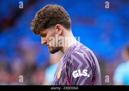 MADRID, SPANIEN - 10. APRIL: Gregor Kobel, Torhüter von Borussia Dortmund, sieht sich beim ersten Spiel der UEFA Champions League zwischen Atletico de Madrid und Borussia Dortmund am 10. April 2024 im Civitas Metropolitano Stadium in Madrid, Spanien, an. (Foto von Jose Torres/Foto-Player-Bilder) Stockfoto