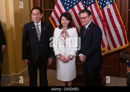 Washington, Usa. April 2024. Der Sprecher des Repräsentantenhauses Mike Johnson, R-LA, begrüßt den japanischen Premierminister Fumio Kishida und seine Frau Yuko Kishida am Donnerstag, den 11. April 2024, im US-Kapitol in Washington DC. Foto: Rod Lamkey/UPI Credit: UPI/Alamy Live News Stockfoto