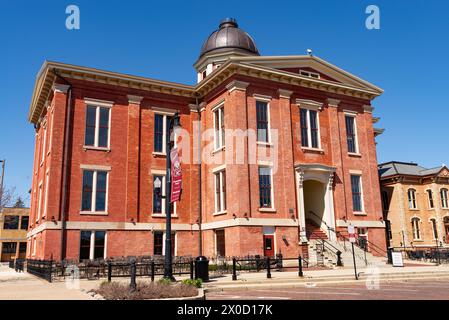 Woodstock, Illinois - USA - 8. April 2024: Außenansicht des historischen Old McHenry County Courthouse, erbaut 1857 in Woodstock, Illinois Stockfoto