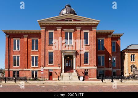 Woodstock, Illinois - USA - 8. April 2024: Außenansicht des historischen Old McHenry County Courthouse, erbaut 1857 in Woodstock, Illinois Stockfoto