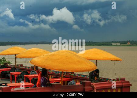 Dachrestaurant mit Blick auf den Ganges in Varanasi, Indien während der Monsunsaison. Stockfoto