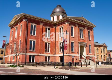 Woodstock, Illinois - USA - 8. April 2024: Außenansicht des historischen Old McHenry County Courthouse, erbaut 1857 in Woodstock, Illinois Stockfoto