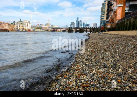 South Bank, London, Großbritannien. April 2024. Wetter in Großbritannien: Warmer und sonniger Tag in London. Quelle: Matthew Chattle/Alamy Live News Stockfoto