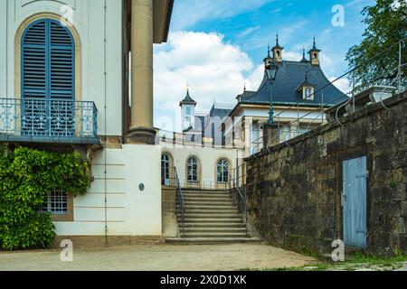 Architektonische Details des Schlosses Pillnitz am Rande des Elbradweges in Pillnitz, Dresden, Sachsen, Deutschland. Stockfoto