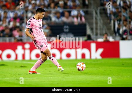 Guadalupe, Mexiko. April 2024. GUADALUPE, MEXIKO - 10. APRIL: #20 Mittelfeldspieler Inter Miami, Diego Gómez übergibt den Ball während des Spiels zwischen CF Monterrey und Inter Miami als Teil des Viertelfinales Leg 2 von 2 des CONCACAF Champions Cup im BBVA Stadium am 10. April 2024 in Guadalupe, Mexiko. (Foto: Toby Tande/PxImages) Credit: PX Images/Alamy Live News Stockfoto