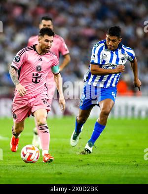 Guadalupe, Mexiko. April 2024. GUADALUPE, MEXIKO - 10. APRIL: #10-Stürmer Inter Miami, Lionel Messi, der den Ball von #27 Mittelfeldspieler Rayados, Luis Romo während des Spiels zwischen CF Monterrey und Inter Miami im Viertelfinale Leg 2 of 2 des CONCACAF Champions Cup am 10. April 2024 im BBVA Stadium in Guadalupe, Mexiko, verfolgte. (Foto: Toby Tande/PxImages) Credit: PX Images/Alamy Live News Stockfoto