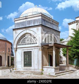 Das Sehzade-Mehmet-Grab steht unter einem blauen Himmel und zeigt seine osmanische Architektur mit einer Kuppel und verzierten Fenstern. Gelegen im Innenhof der Sehzade Moschee, Fatih Viertel, Istanbul, Türkei Stockfoto