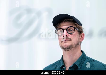 München, Deutschland. April 2024. Regisseur Alexander Eisenach ist auf der Bühne im Marstall, einem Veranstaltungsort des Bayerischen Staatsschauspiels. Das Stück Mosi - der bayerische Traum zum Gedenken an den Münchner Modedesigner Moshammer wird am 27. April uraufgeführt. Quelle: Peter Kneffel/dpa/Alamy Live News Stockfoto