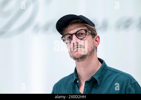 München, Deutschland. April 2024. Regisseur Alexander Eisenach ist auf der Bühne im Marstall, einem Veranstaltungsort des Bayerischen Staatsschauspiels. Ihr Stück „Mosi – der bayerische Traum“ zum Gedenken an den Münchner Modedesigner Moshammer feiert am 27. April Premiere. Quelle: Peter Kneffel/dpa/Alamy Live News Stockfoto