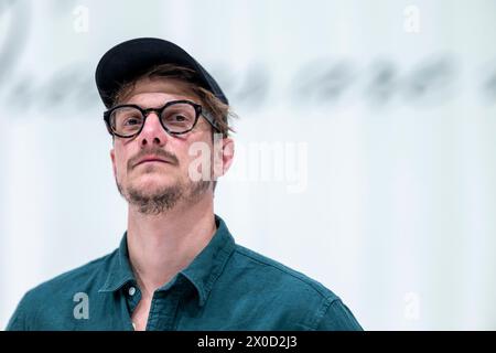 München, Deutschland. April 2024. Regisseur Alexander Eisenach ist auf der Bühne im Marstall, einem Veranstaltungsort des Bayerischen Staatsschauspiels. Das Stück Mosi - der bayerische Traum zum Gedenken an den Münchner Modedesigner Moshammer wird am 27. April uraufgeführt. Quelle: Peter Kneffel/dpa/Alamy Live News Stockfoto