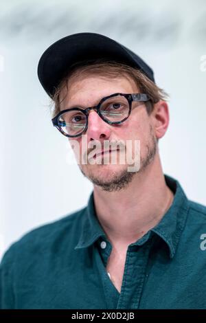 München, Deutschland. April 2024. Regisseur Alexander Eisenach ist auf der Bühne im Marstall, einem Veranstaltungsort des Bayerischen Staatsschauspiels. Das Stück Mosi - der bayerische Traum zum Gedenken an den Münchner Modedesigner Moshammer wird am 27. April uraufgeführt. Quelle: Peter Kneffel/dpa/Alamy Live News Stockfoto