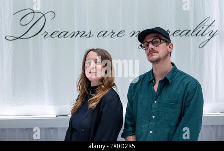 München, Deutschland. April 2024. Kostümbildnerin Claudia Irro und Regisseur Alexander Eisenach stehen auf der Bühne im Marstall, einem Veranstaltungsort des Bayerischen Staatsschauspiels. Ihr Stück „Mosi – der bayerische Traum“ zum Gedenken an den Münchner Modedesigner Moshammer feiert am 27. April Premiere. Quelle: Peter Kneffel/dpa/Alamy Live News Stockfoto