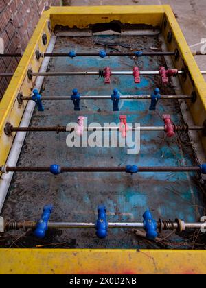 Rusty Foosball, auch bekannt als Tischfußball und Tischfußball. Stockfoto