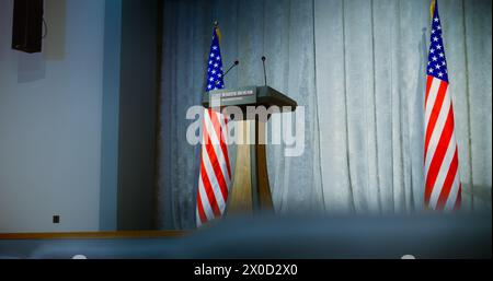 Redebeitribune für den Präsidenten der Vereinigten Staaten oder Regierungsvertreter im Weißen Haus in der Pressekonferenz. Podiumsdiskussionsstand mit Mikrofonen auf der Bühne. Hintergrund mit amerikanischen Flaggen. Stockfoto