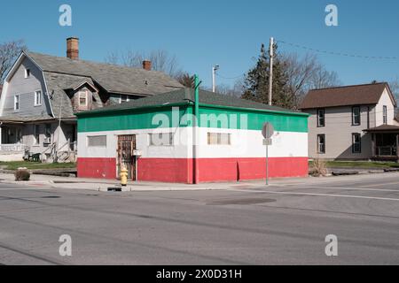 Verlassenes Geschäft mit Ziegeln in grün weiß und rot, in Lima Ohio USA Stockfoto