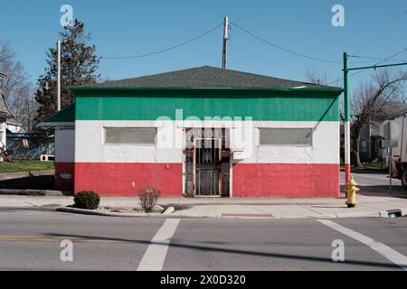 Verlassenes Geschäft mit Ziegeln in grün weiß und rot, in Lima Ohio USA Stockfoto