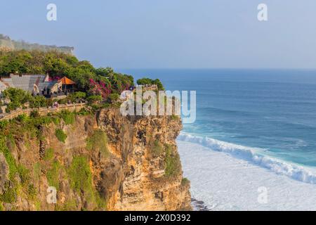 Bali, Indonesien - 17. September 2019: Küste in der Nähe des Uluwatu-Tempels in Bali, Indonesien Stockfoto