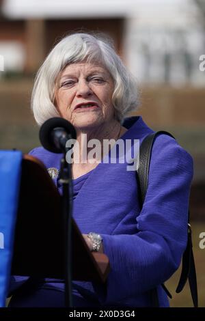 Ann Widdecombe spricht während der Enthüllung einer Statue des ermordeten Parlamentsabgeordneten Sir David Amess an der Küste von Chalkwell in Southend. Sir David wurde am 15. Oktober 2021 während einer Operation in der Belfairs Methodist Church in Leigh-on-Sea, Essex, erstochen. Bilddatum: Donnerstag, 11. April 2024. Stockfoto