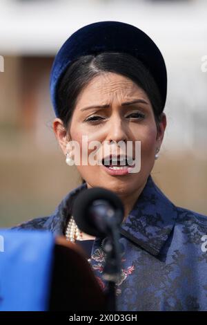 Der ehemalige Innenminister Priti Patel sprach während der Enthüllung einer Statue des ermordeten Parlamentsabgeordneten Sir David Amess an der Küste von Chalkwell in Southend. Sir David wurde am 15. Oktober 2021 während einer Operation in der Belfairs Methodist Church in Leigh-on-Sea, Essex, erstochen. Bilddatum: Donnerstag, 11. April 2024. Stockfoto