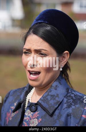 Der ehemalige Innenminister Priti Patel sprach während der Enthüllung einer Statue des ermordeten Parlamentsabgeordneten Sir David Amess an der Küste von Chalkwell in Southend. Sir David wurde am 15. Oktober 2021 während einer Operation in der Belfairs Methodist Church in Leigh-on-Sea, Essex, erstochen. Bilddatum: Donnerstag, 11. April 2024. Stockfoto