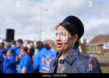 Der ehemalige Innenminister Priti Patel sprach während der Enthüllung einer Statue des ermordeten Parlamentsabgeordneten Sir David Amess an der Küste von Chalkwell in Southend. Sir David wurde am 15. Oktober 2021 während einer Operation in der Belfairs Methodist Church in Leigh-on-Sea, Essex, erstochen. Bilddatum: Donnerstag, 11. April 2024. Stockfoto