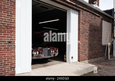 Lincoln Continental Mk IV wird in einer Garage in Lima Ohio, USA, gewartet Stockfoto
