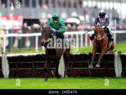 Impaire et Passe wurde von Jockey Paul Townend (links) auf dem Weg zum späteren Sieger der William Hill Aintree Hürde nach einer Stewards-Anfrage am ersten Tag des Randox Grand National Festivals 2024 auf der Aintree Racecourse, Liverpool, gefahren. Bilddatum: Donnerstag, 11. April 2024. Stockfoto