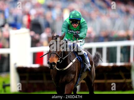 Impaire et Passe wurde von Jockey Paul Townend auf dem Weg zum späteren Sieger der William Hill Aintree Hürde nach einer Stewards-Anfrage am ersten Tag des Randox Grand National Festivals 2024 auf der Aintree Racecourse, Liverpool, gefahren. Bilddatum: Donnerstag, 11. April 2024. Stockfoto