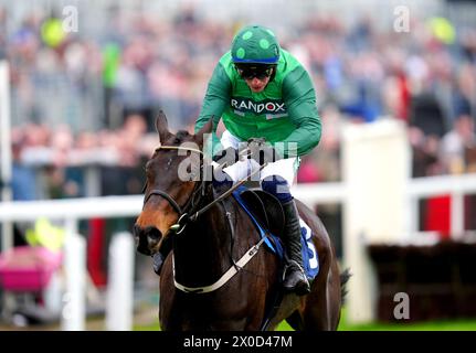 Impaire et Passe wurde von Jockey Paul Townend auf dem Weg zum späteren Sieger der William Hill Aintree Hürde nach einer Stewards-Anfrage am ersten Tag des Randox Grand National Festivals 2024 auf der Aintree Racecourse, Liverpool, gefahren. Bilddatum: Donnerstag, 11. April 2024. Stockfoto