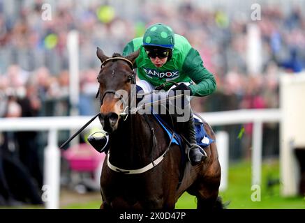 Impaire et Passe wurde von Jockey Paul Townend auf dem Weg zum späteren Sieger der William Hill Aintree Hürde nach einer Stewards-Anfrage am ersten Tag des Randox Grand National Festivals 2024 auf der Aintree Racecourse, Liverpool, gefahren. Bilddatum: Donnerstag, 11. April 2024. Stockfoto