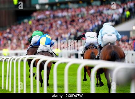 Impaire et Passe wurde von Jockey Paul Townend (links, grüne Seide) auf dem Weg zum späteren Sieger der William Hill Aintree Hürde nach einer Stewards-Anfrage am ersten Tag des Randox Grand National Festivals 2024 auf der Aintree Racecourse, Liverpool, gefahren. Bilddatum: Donnerstag, 11. April 2024. Stockfoto