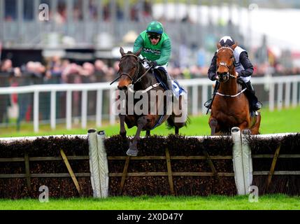 Impaire et Passe wurde von Jockey Paul Townend (links) auf dem Weg zum späteren Sieger der William Hill Aintree Hürde nach einer Stewards-Anfrage am ersten Tag des Randox Grand National Festivals 2024 auf der Aintree Racecourse, Liverpool, gefahren. Bilddatum: Donnerstag, 11. April 2024. Stockfoto