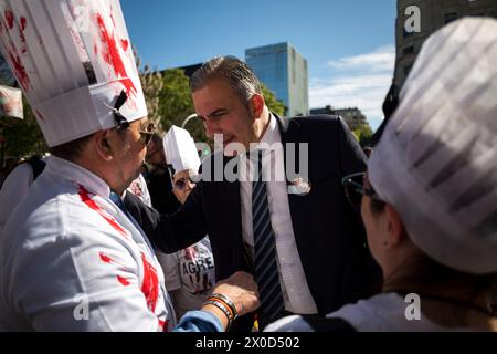 Madrid, Spanien. April 2024. Javier Ortega Smith (C) nationaler Stellvertreter für Madrid von der rechtsextremen VOX-Partei begrüßt Gefängnisbeamte aus Katalonien während einer Demonstration unter dem Motto "Wir sind alle Nuria" vor dem spanischen Innenministerium. Gefängnisbeamte protestierten gegen mehr Sicherheit an ihrem Arbeitsplatz, nach dem Tod der Köchin Nuria Lopez im März letzten Jahres, angeblich durch die Hände eines Gefangenen, der später im Centre Penitenciari de Mas d'Enric Selbstmord beging. (Credit Image: © Luis Soto/SOPA Images via ZUMA Press Wire) NUR REDAKTIONELLE VERWENDUNG! Nicht für kommerzielle Zwecke Stockfoto