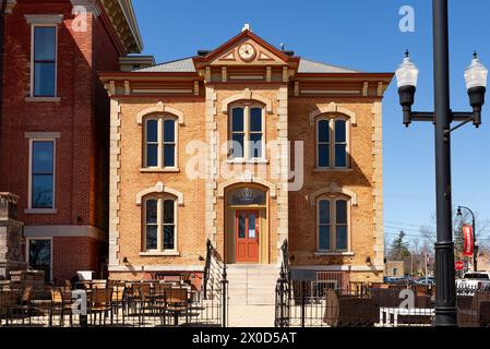 Woodstock, Illinois - USA - 8. April 2024: Außenansicht des historischen Old Sheriff's House and Jail, erbaut 1887 in Woodstock, Illinois, Stockfoto