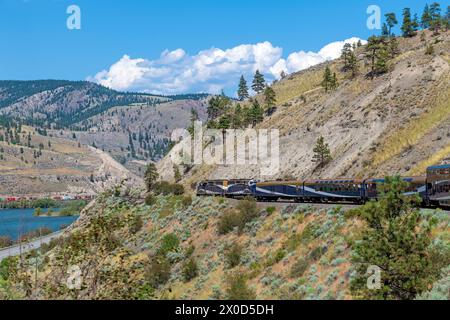 Rocky Mountain Train Lokomotive und Waggons entlang des Fraser River, British Columbia, Kanada. Stockfoto