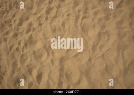 Vollformataufnahme. Nahaufnahme der Sandstruktur am Strand im Sommer. Stockfoto