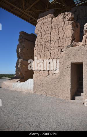 Coolidge, AZ., USA, 16.03.2024. Casa Grande Ruins National Monument im Jahr 1918. Mystery umgibt dieses einzigartige, um 1350 n. Chr. vierstöckige „Caliche“ Stockfoto