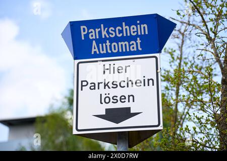 Garching, Bayern, Deutschland - 11. April 2024: Parkkartenautomat auf einem Parkplatz. Schild: Parkschein hier kaufen *** Parkschein Automat auf einem Parkplatz. Schild: Hier Parkschein lösen Stockfoto