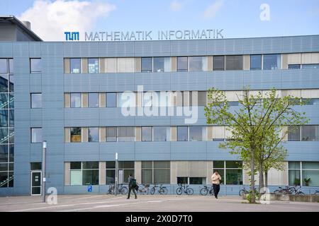 Garching, Bayern, Deutschland - 11. April 2024: Bau der Technischen Universität München in Garching. TUM Mathematik und Informatik *** Gebäude der Technischen Universität München in Garching. TUM Mathematik und Informatik Stockfoto