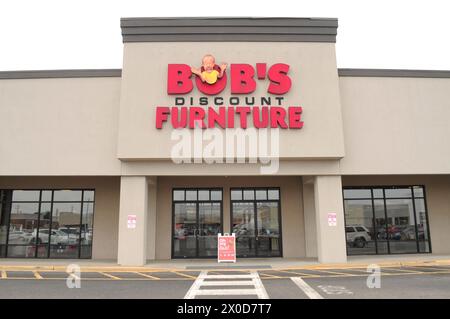 New York, Usa. April 2024. Ein Bob's Discount Furniture Store befindet sich im Stadtteil Carle Place in Nassau County, Long Island, New York. Quelle: SOPA Images Limited/Alamy Live News Stockfoto