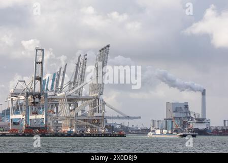 ROTTERDAM, NIEDERLANDE - 2. NOVEMBER 2016: De ECT Delta Terminal an der Maasvlakte, Hafen von Rotterdam in den Niederlanden. Ein Kohlekraftwerk Stockfoto